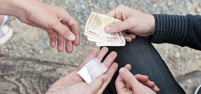 Sorpreso con sostanza stupefacente destinata allo spaccio, arrestato 20enne