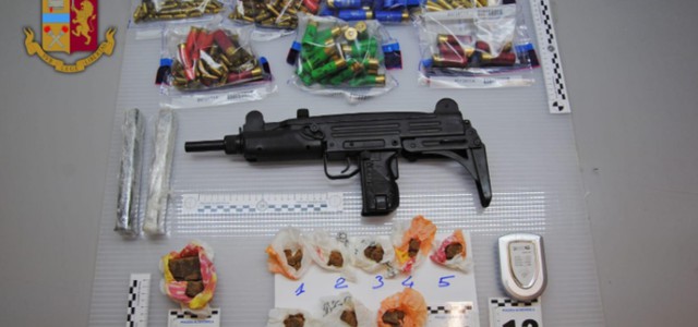 Armi e droga nei tombini scoperti dalla Polizia