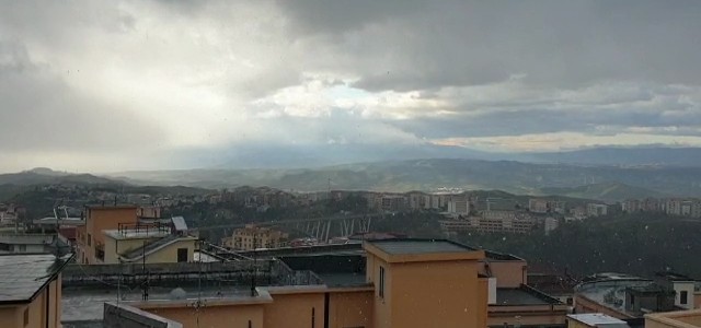 Flash - Primi fiocchi di neve a Catanzaro (VIDEO)