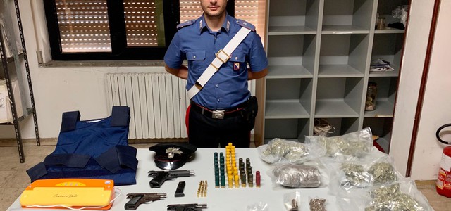 Droga e armi rinvenuti in uno stabile disabitato