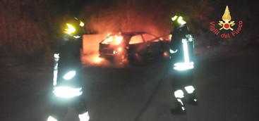 Auto distrutta dalle fiamme a Catanzaro