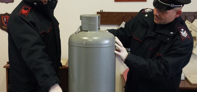 Crea il panico in un condominio tentando di far esplodere una bombola, un arresto a Catanzaro