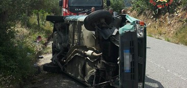 Auto si ribalta nel Catanzarese, due feriti