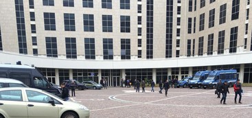 Tir e mezzi pesanti in arrivo in Cittadella per la manifestazione Pro- Variante SS106 Crotone-Simeri. (Foto e Video)