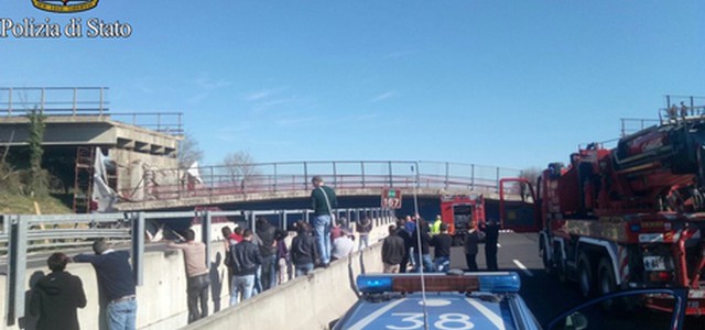 A14, crolla ponte sull'autostrada, morti marito e moglie