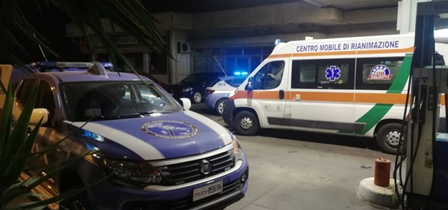 Assalta distributore di benzina armi in pugno, spara e scappa