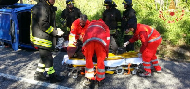 Auto si ribalta un ferito