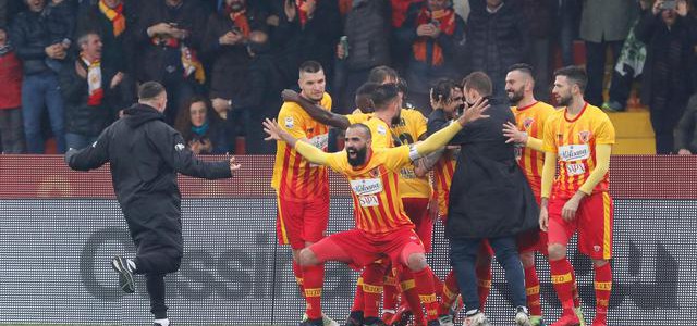 Petardo durante Benevento-Crotone, denunciato tifoso calabrese