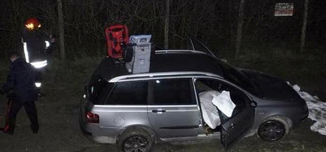 Madre uccide figli di 5 e 2 anni e tenta il suicidio