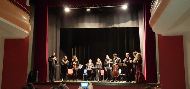 Ovazione per l'ensemble dei musicisti classici
