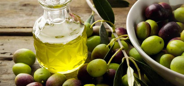 Crollo del prezzo dell’olio di oliva,  Coldiretti fa un appello ai parlamentari calabresi - Produttori pronti a versare l’olio sulla strade