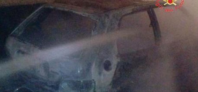 Auto sbatte e va fuoco, salvo conducente