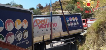 Autotreno si ribalta nel Catanzarese (FOTO)