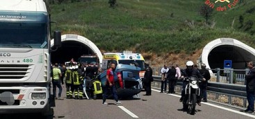 Auto si ribalta dopo scontro con furgone sulla S.S. 106 nel catanzarese, tre feriti