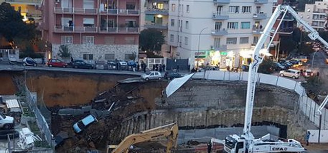 Si apre grossa voragine in strada a Roma, auto cadono dentro