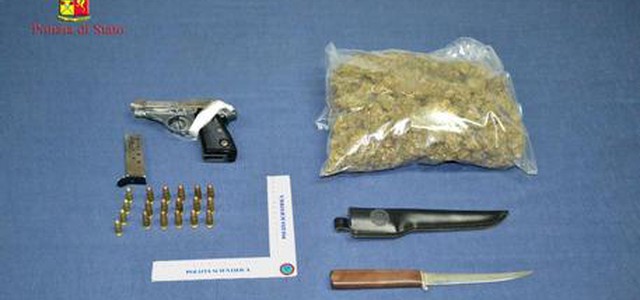 Pistola e droga, arrestate madre e figlia