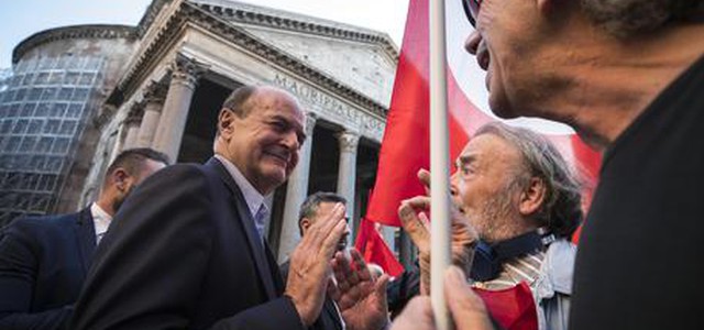 Legge elettorale, alla Camera sì alla prima fiducia. M5s e Mdp in piazza contro Rosatellum