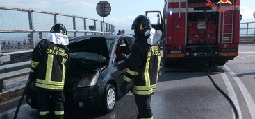 In fiamme a Catanzaro auto con quattro ragazzi a bordo, illesi