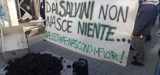Striscioni di contestazione per Salvini a Rende