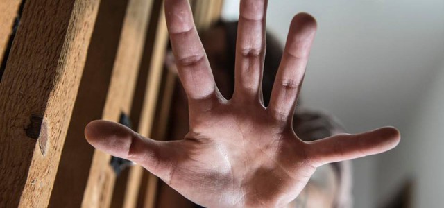 Tenta di uccidere la moglie con un'ascia, arrestato 49enne