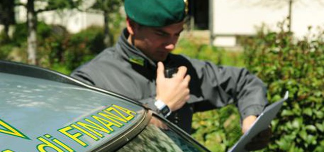 Invalido al 100% ma va nei campi a lavorare, denunciato