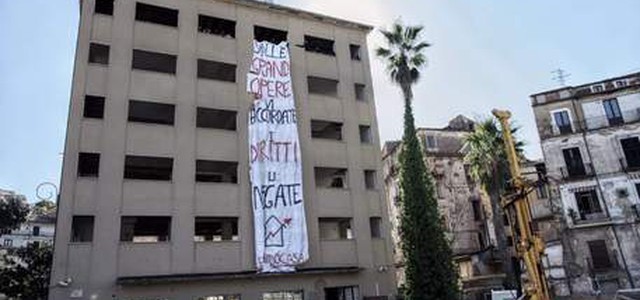 Occupato ex hotel Jolly a Cosenza