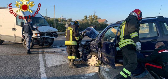 Incidente frontale a Crotone, due feriti