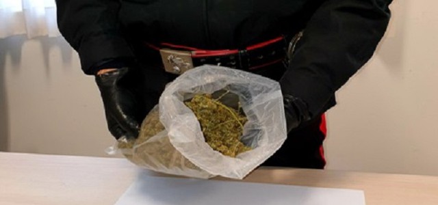 Prova a nascondere droga sul balcone, arrestato 31enne