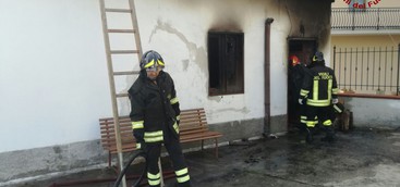 Incendio in abitazione nel Catanzarese, donna muore carbonizzata (VIDEO)
