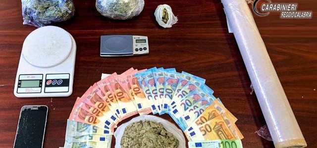 Vendono marijuana in casa, quattro giovani arrestati