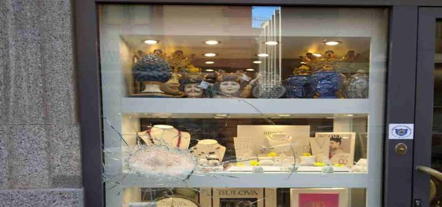 Catanzaro: Danneggiata vetrina di una gioielleria del Centro Storico