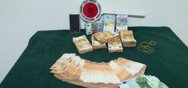 In auto con 74mila euro nascosti sotto uva, denunciato 45enne