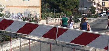 Catanzaro Lido, passaggio a livello bloccato: traffico in tilt e pericolo per i pedoni (FOTO e VIDEO)