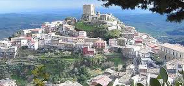 BELCASTRO Insediato il consiglio comunale del sindaco Antonio Torchia. Tommaso Mazza vice, assessori Luigi Rocca e Stefano Marchio
