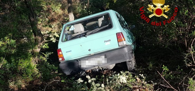 Incidente stradale a Chiaravalle, auto finisce nel burrone