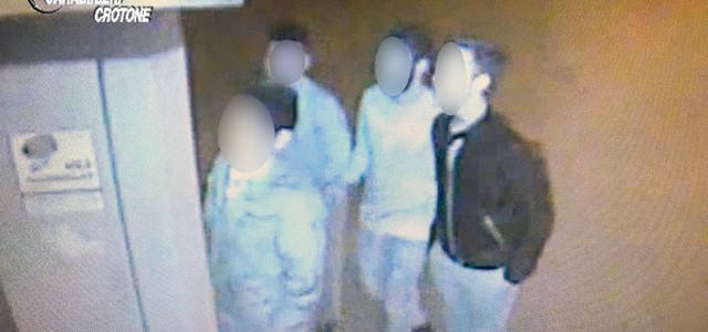 Prendono a sassate abitazione di anziano, denunce