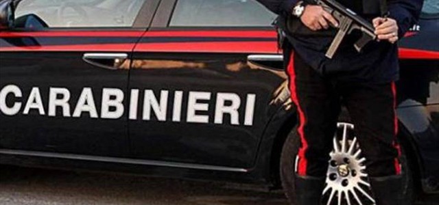 Si disfano di rifiuti speciali in area boschiva: denunciati dai carabinieri