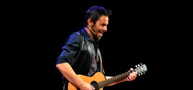 Divertente e coinvolgente il cabarettista Giancarlo Barbara sul palco del Teatro Grandinetti