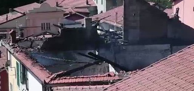Brucia casa, morto il bimbo lanciato dalla finestra dai genitori