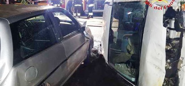 Finisce con l'auto su un altro mezzo in sosta, muore donna di 28 anni