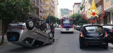 Incidente nel pomeriggio, due vetture coinvolte (FOTO)