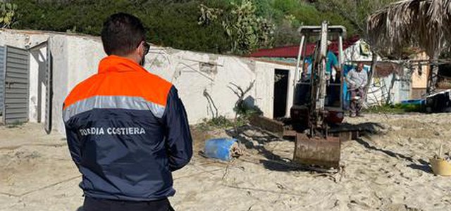 Abusivismo: Demoliti manufatti a Ricadi