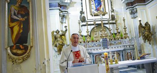 Sposa 'all'altare col cane', il parroco dice no