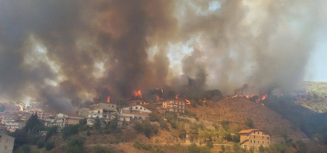 Fiamme in Calabria, paura nel cosentino: scoppiano bombole del gas ed auto