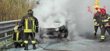 Vettura in fiamme su A2 nel Catanzarese (FOTO)