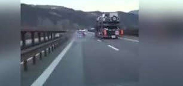 Folle zig zag in autostrada: ubriaco senza patente, guidava l'auto del nonno