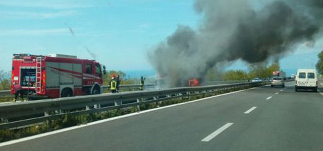 In fiamme autobus su tratta Catanzaro-Gioia Tauro