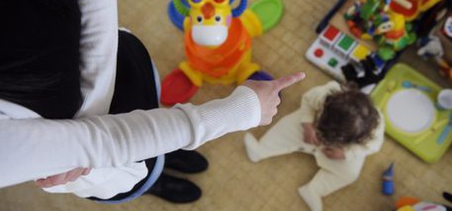 Picchia figlio sette mesi, arrestato
