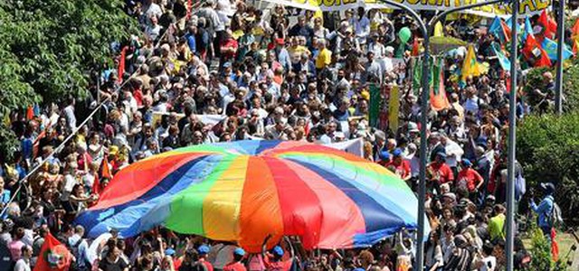A Milano il corteo 'Insieme senza muri'. Centri sociali contestano Pd