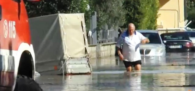 Allagamenti nel Catanzarese, vigili del fuoco soccorrono residenti (VIDEO)